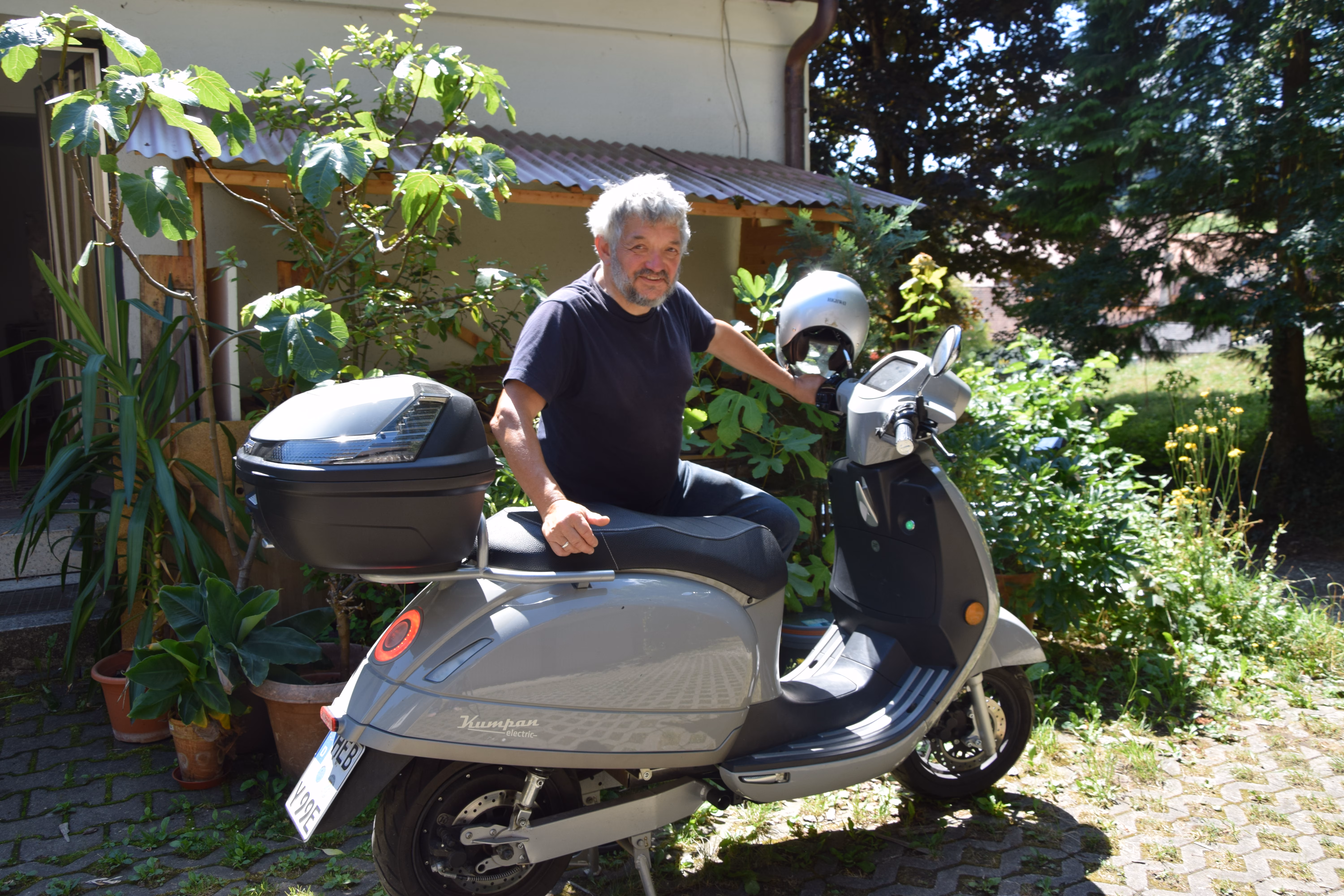 Hannes mit seinem Kumpan Elektro Roller